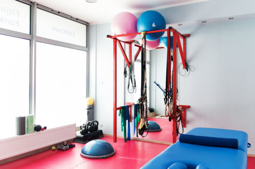 Gabinet fizjoterapii ze sprzętem fizjoterapeutycznym