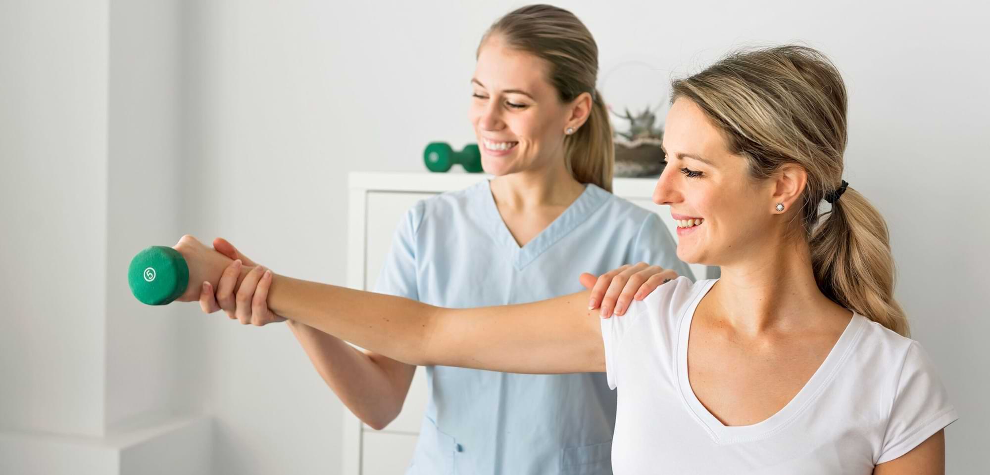Kobieta ćwicząca z rehabilitantem