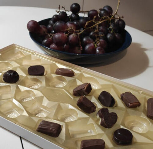 Talerz z winogronami i bombonierka