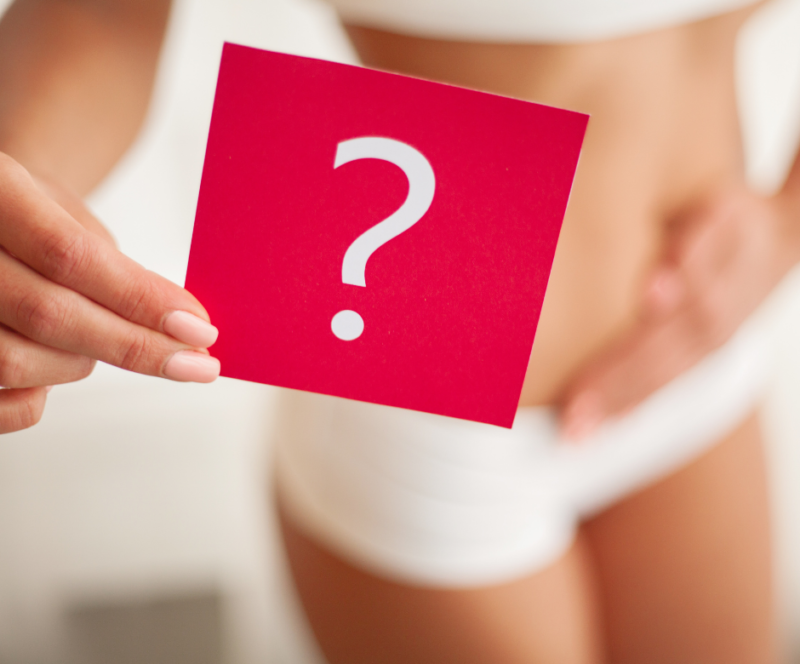 Kobieta trzyma rękę na bolącym brzuchu