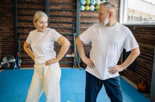 Kobieta i mężczyzna wykonują ćwiczenia rehabilitacyjne po endoprotezie stawu biodrowego