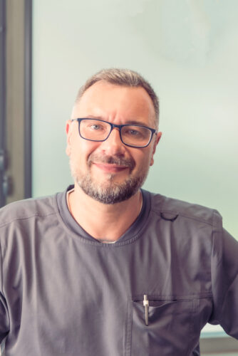Uśmiechnięty ortopeda CFF