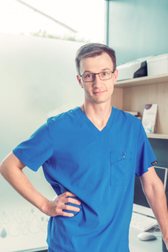 Uśmiechnięty fizjoterapeuta CFF