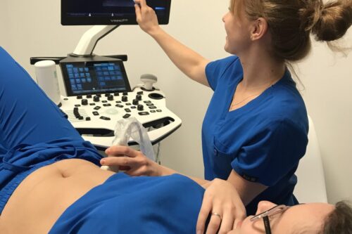 Fizjoterapeuta wykonuje pacjentowi zabieg sonofeedback