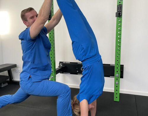 Fizjoterapeuci pokazują jak wygląda trening funkcjonalny