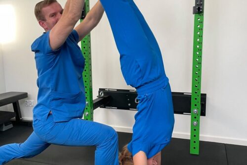 Fizjoterapeuci pokazują jak wygląda trening funkcjonalny