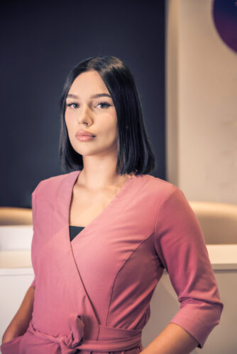 Uśmiechnięta recepcjonistka CFF
